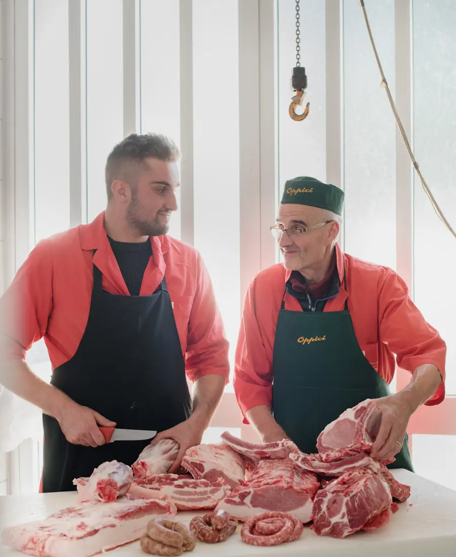 Due generazioni della famiglia Oppici al lavoro nel laboratorio