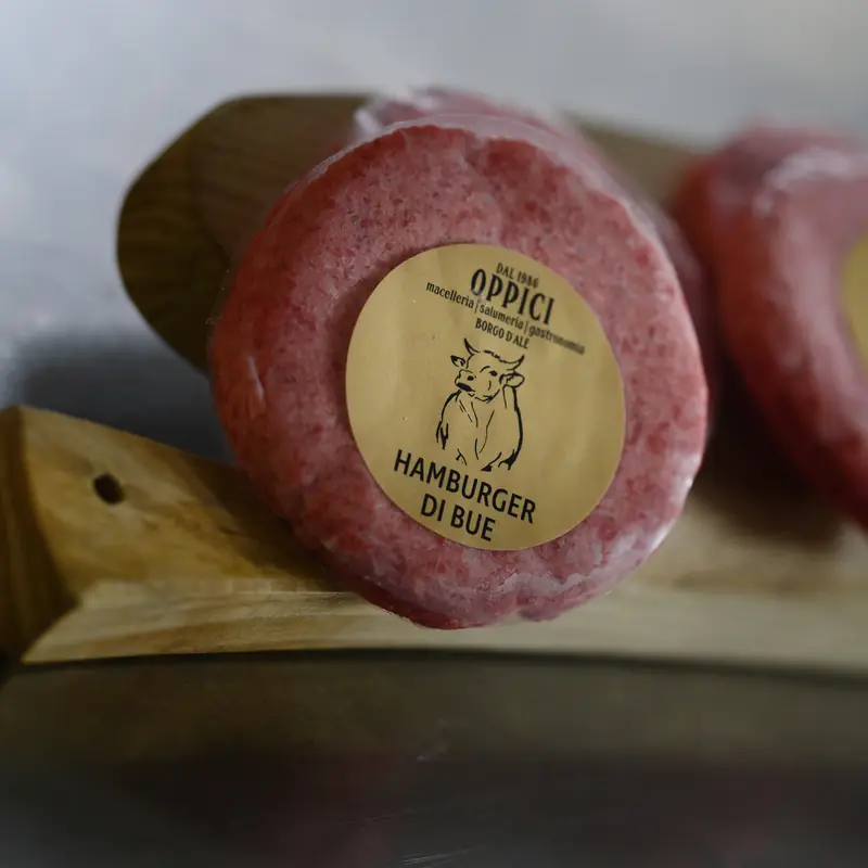 Hamburger preparati con l'etichetta della macelleria Oppici