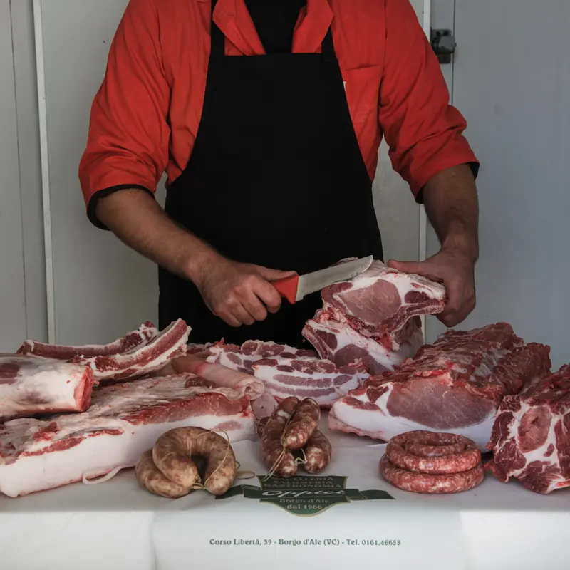 Tagli di maiale e salsiccia sul banco del laboratorio