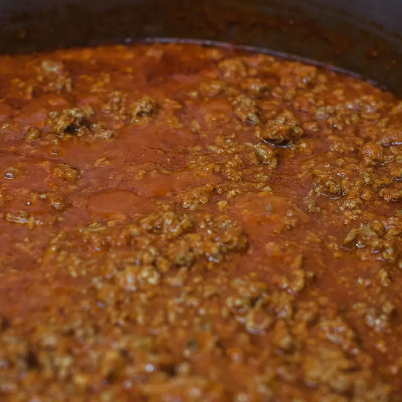 Il ragù della gastronomia Oppici che cuoce lentamente in pentola