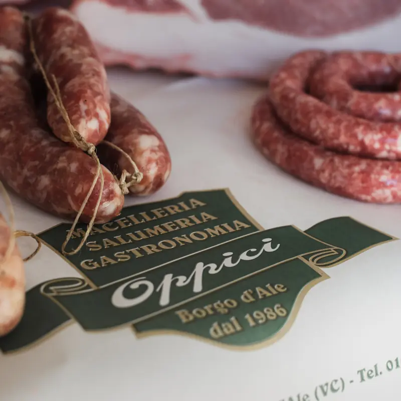 Salsiccetta fresca sulla carta della bottega Oppici