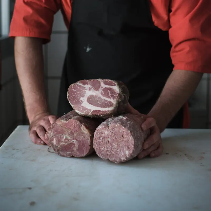 Salumi cotti della salumeria Oppici tagliati a metà