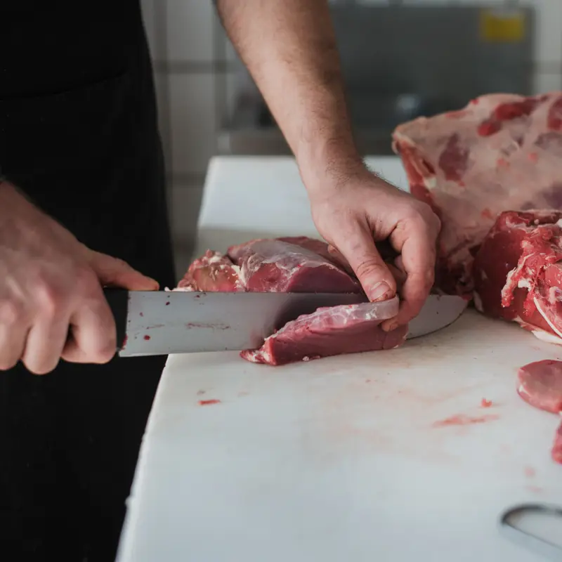 Carne rossa tagliata a mano sul tagliere