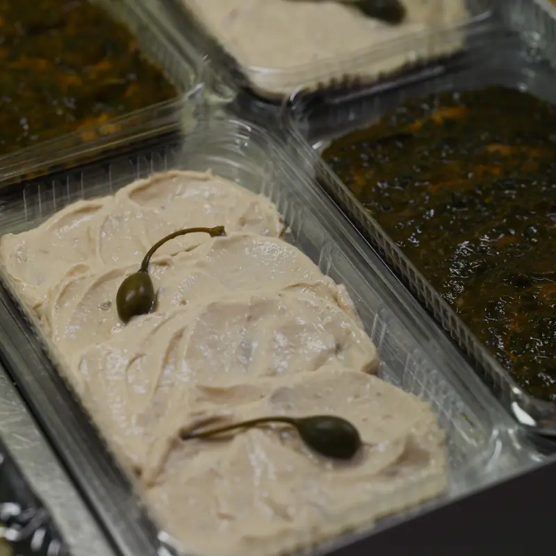 Vitello tonnato con i capperi nelle vaschette
